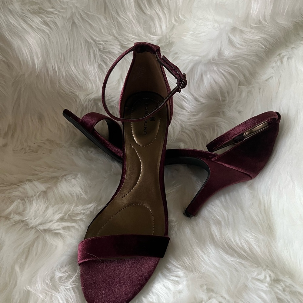 Bandolino Wine Velvet Heels.Beautiful shoe with ankle strap. Never worn. - Picture 4 of 6